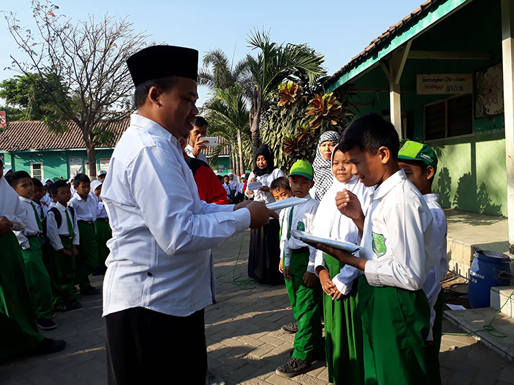 Penyerahan Hadiah Oleh Bpk Kepala MI.MU pada siswa berpestasi