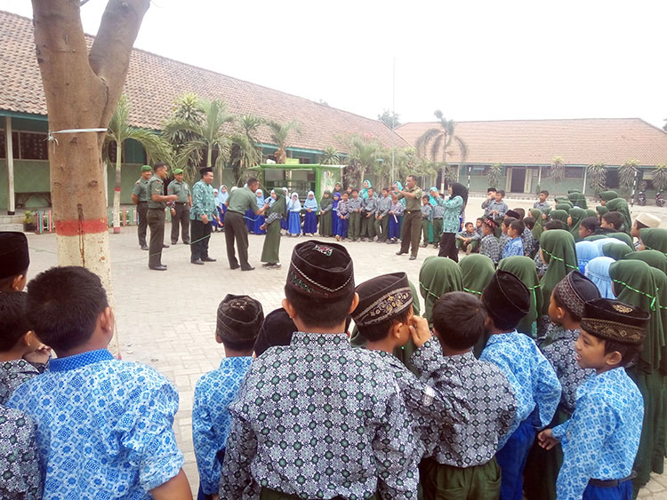 Sosilisasi pustaka keliling dan game oleh Koramil Mojosari